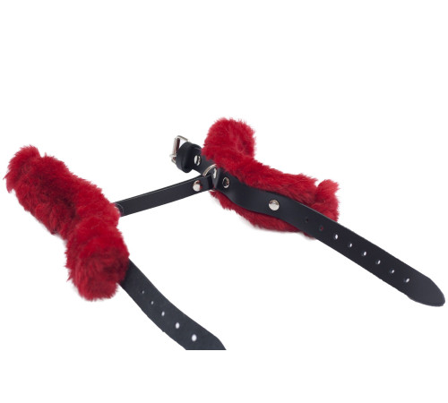 Черные базовые наручники из кожи с красной опушкой