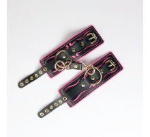 Черные кожаные наручники с розовой строчкой