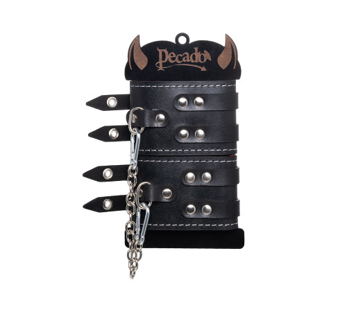 Черные кожаные оковы с двумя ремнями и красной подкладкой