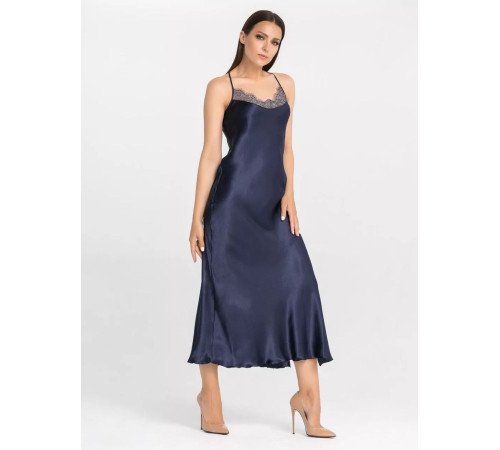 Длинная сорочка на узких бретелях с разрезом по ножке