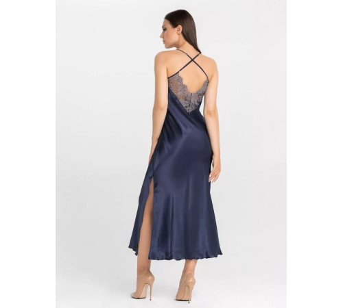 Длинная сорочка на узких бретелях с разрезом по ножке