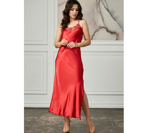 Длинная сорочка на узких бретелях с разрезом по ножке