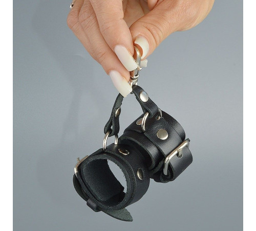 Черный кожаный брелок в виде наручников