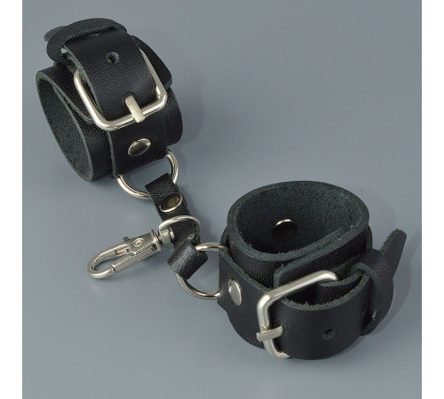 Черный кожаный брелок в виде наручников