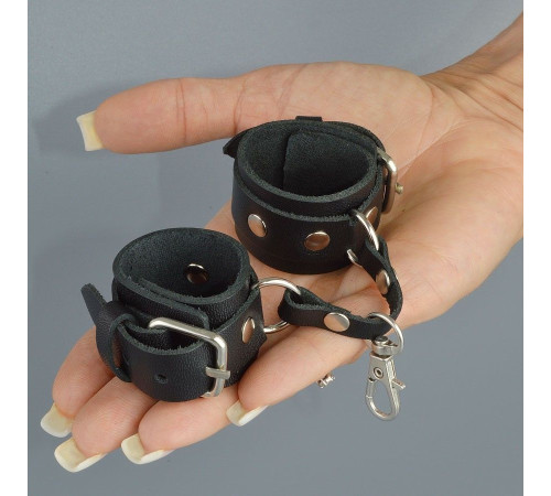 Черный кожаный брелок в виде наручников