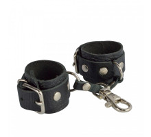 Черный кожаный брелок в виде наручников
