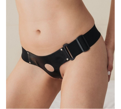 Чёрные лаковые трусики для страпона